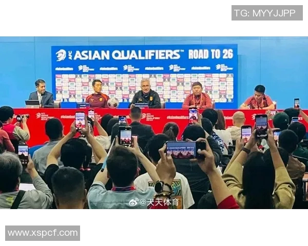 中国记者深入采访足球明星探讨职业生涯与未来发展之路